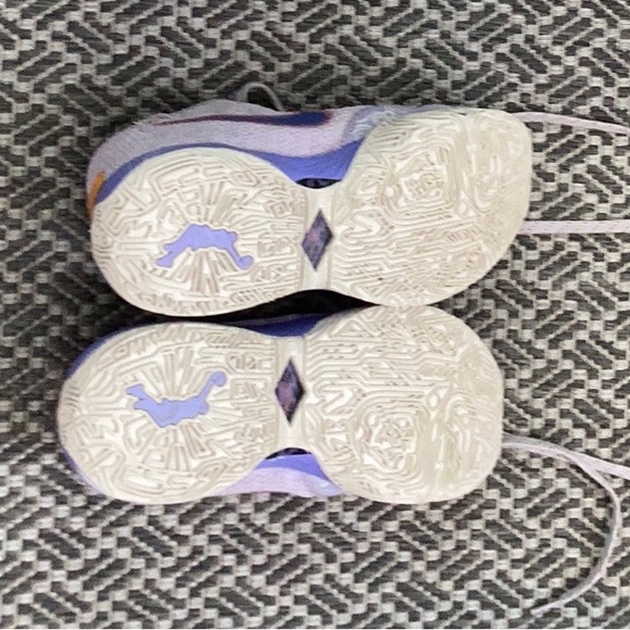 Lebron Basketball shoe! - Picture 3 of 6